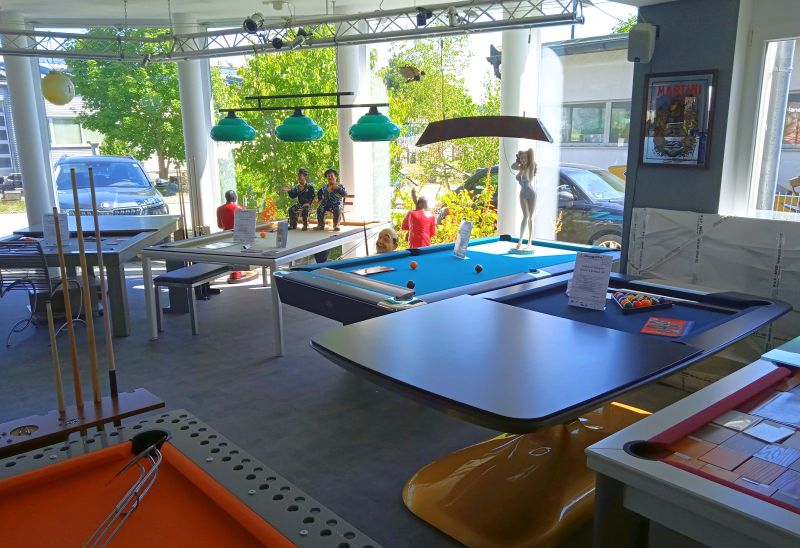 Billardlampen und Queue Ausstellung